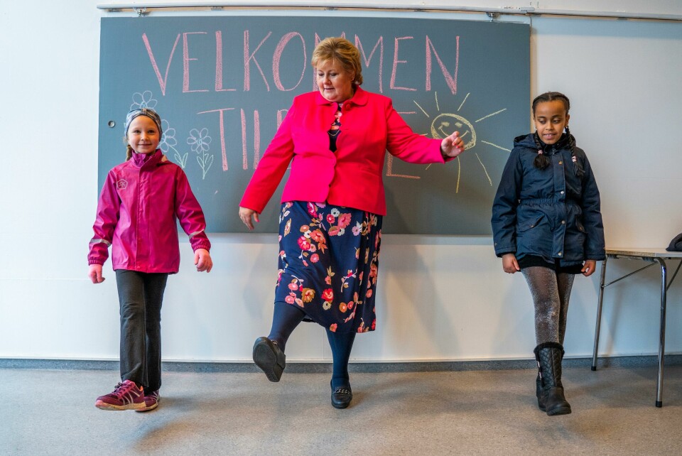 Kunnskapsminister Guri Melby (V) besøkte Ellingsrudåsen skole i Oslo mandag sammen med statsminister Erna Solberg (H). Her fikk de møte elever på barnetrinnet som har startet på skolen igjen etter seks uker med hjemmeskole. Oslo 20200427. Statsminister Erna Solberg (H) lærer hilseteknikker av elevene Celine Busk (9 år) (t.v.) og Rim Daniel Abraham (10 år) under sitt besøk til Ellingsrudåsen skole i Oslo mandag. På skolebesøket fikk hun ellers møte barn på barnetrinnet som har startet på skolen igjen etter seks uker med hjemmeskole.Foto: Håkon Mosvold Larsen / NTB scanpix