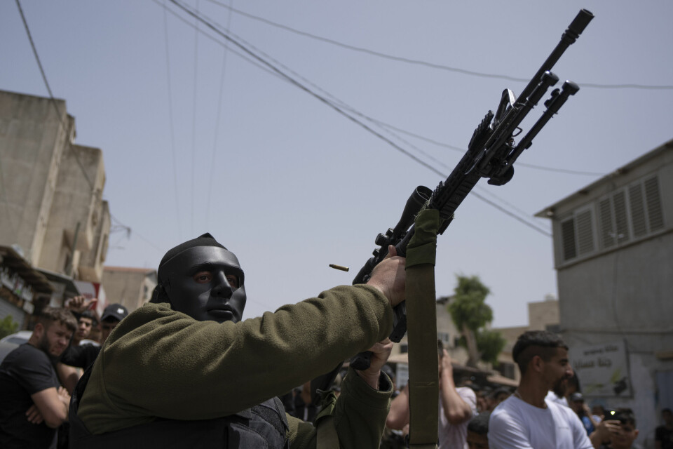 En maskert palestiner skyter i lufta under begravelsen til 27-åringen som skal ha blitt drept av israelske soldater i Azzun på den okkuperte Vestbredden kvelden før. En maskert palestiner skyter i lufta under begravelsen til 27-åringen som skal ha blitt drept av israelske soldater i Azzun på den okkuperte Vestbredden kvelden før. Foto: Nasser Nasser / AP / NTB