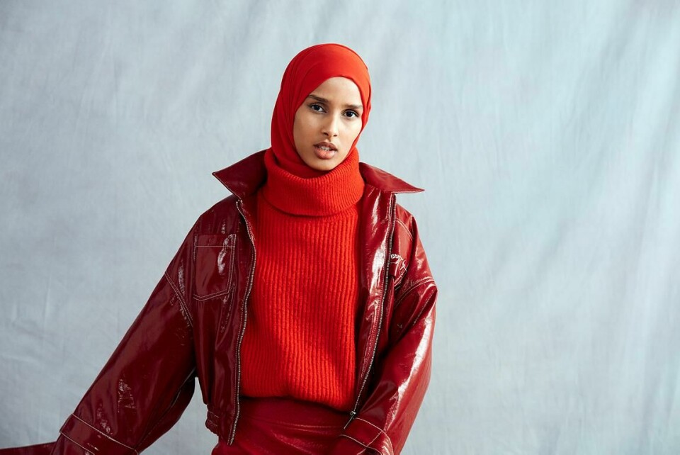 Rawdah Mohamed er modell, vernepleier og alenemor. I programmet Ramadan med Noman fortalte hun tirsdag om sin oppvekst i en flyktningleir og hvorfor faste og tro betyr noe for henne. Rawdah skal på sin første rød løper under den årlige sommerfesten til motemagasinet Elle. Samtidig forsøker manager Amar å få Rawdah på forsiden av Costume. Lykkes de?0