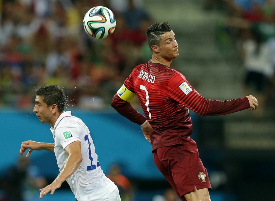 Alejandro Bedoya har en lang fartstid på det amerikanske fotballandslaget. Her er han i duell med en av verdens beste fotballspillere Cristiano Ronaldo under Fotball-VM i Brasil 2014. Bodeya har lagt opp på landslaget, men spiller fortsatt for klubblaget Philadelphia Union. Portugal's Cristiano Ronaldo heads the ball over United States' Alejandro Bedoya during the group G World Cup soccer match between the USA and Portugal at the Arena da Amazonia in Manaus, Brazil, Sunday, June 22, 2014. (AP Photo/Martin Mejia)