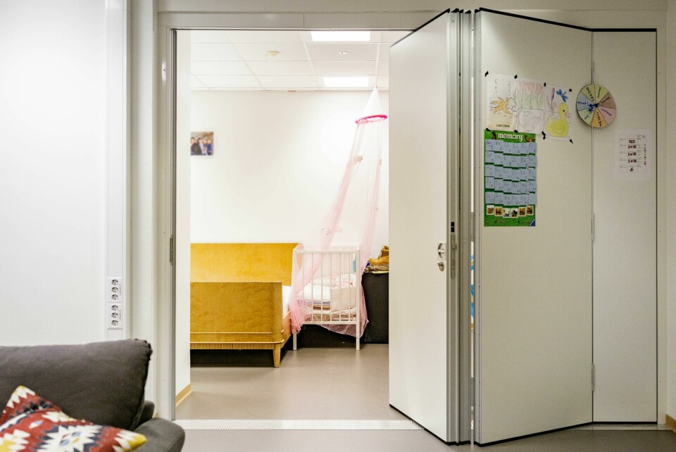 KIRKEASYL: Den afghanske familien sitter i kirkeasyl i Hønefoss kirke. Bak en skillevegg i stua ligger soverommet. Foreldrene har tidligere fortalt Vårt Land at barna ofte våkner og er redde om natten.(Foto: Alf Simensen)