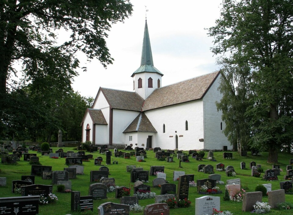 Lunner kirke Kirke, kyrkje, kirkeskip, kirkespir, kirkegÂrd, kirkeskip, kirketÂrn, kirkeklokker, alter
Lunner kirke er en steinkirke fra 1100-tallet som ligger p Lunnertoppen i Lunner kommune kommune i Oppland. kirke ble bygget av stein og var opprinnelig en enskipet langkirke med et rundt steintÂrn. I 1780-Ârene ble kirken ombygd til korskirke og det opprinnelige runde kirketÂrnet revet. De nyere delene i tre ble restaurert i 1987ñ1988, og da ble fundamentet til det runde steintÂrnet i vest avdekket ñ det eneste kjente runde kirketÂrnet i Norge. Over denne tÂrnfoten ble det etter restaureringen lagt et glassgolv slik at gjester i kirken kan se den opprinnelige konstruksjonen.
Kilde: Wikipedia