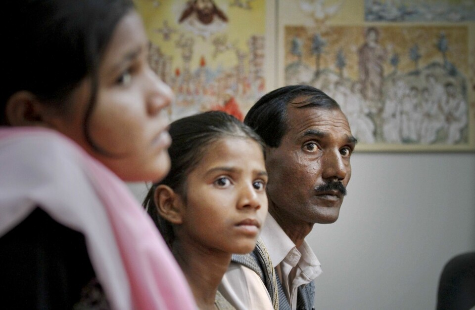 ENESTE KRISTNE: Ashif Masih, er ektemannen til Asia Bibi. Her er han under et møte med pakistanske myndigheter i 2010, sammen med datteren Sidra og Isham. Famillien var den eneste kristne i landsbyen der de bodde. Asia Bibi