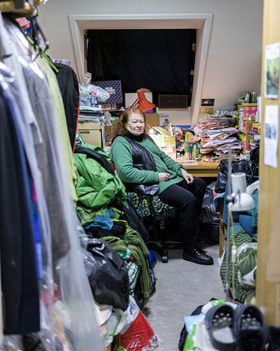 KOSTYMER: Sidsel Grue – som selv har sydd en rekke kostymer – viser frem deler av kostymelageret til Teater Vildenvei. Teater Vildenvei