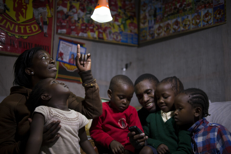 LYS I HJEMMET: Denne familien har skaffet seg solcelleanlegg som gir lys i taklampa. Solenergi til kenyanere med dårlig økonomi. Norfund går inn i nytt prosjekt