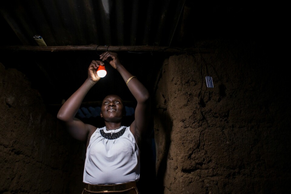 NYTT LYS: En kvinne har montert lampe som henter lyset fra solceller. Det gjør at hun slipper å bruke parafinlamper. Solenergi til kenyanere med dårlig økonomi. Norfund går inn i nytt prosjekt