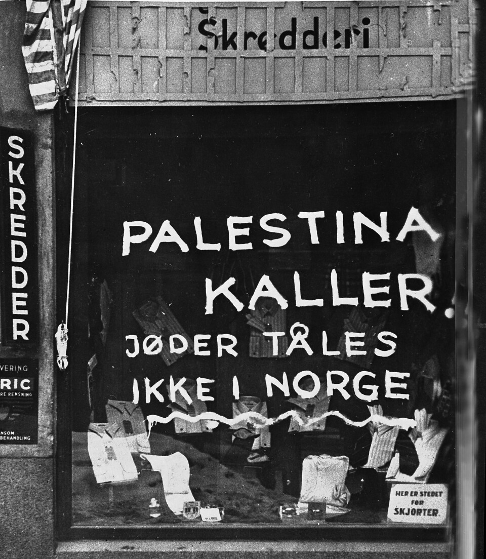 JØDEHAT: Antisemittismen var godt synlig i Norge under krigen. Her har noen tilgriset et butikkvindu i hovedstaden med antisemittisk propaganda, høsten 1940. Andre verdenskrig