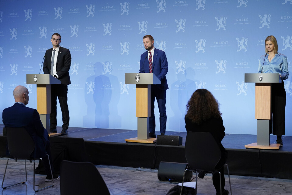 PRESSEKONFERANSE: Barne- og familieminister Kjell Ingolf Ropstad (KrF), helseminister Bent Høie (H) og kunnskapsminister Guri Melby (V) under pressekonferansen om koronatiltak i Marmorhallen i Oslo.Foto: Håkon Mosvold Larsen / NTB