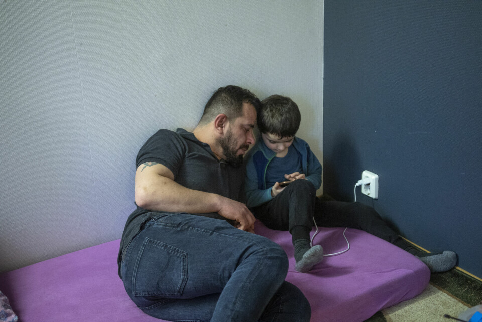 FAMILIELIV: Barna er født i Norge og har bodd her hele livet. Nå vil UDI kaste dem ut fordi de mener mor ikke har snakket helt sant da hun kom til Norge. Pappa Dakhwaz Khirto forsøker å finne en normalitet i de krevende dagene. Faren Dakhwaz Khirto sammen med Khairi