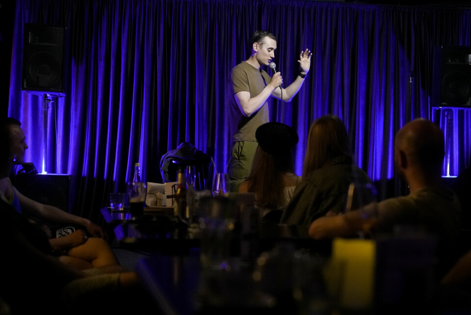 STAND-UP: På sin bryllupsdag opptrer Serhij Lipko på standupscenen der han håper å returnere når freden en gang kommer til Ukraina. På sin bryllupsdag opptrer Serhij Lipko på standupscenen der han håper å returnere når freden en gang kommer til Ukraina. Foto: Natasja Pisarenko, AP/NTB