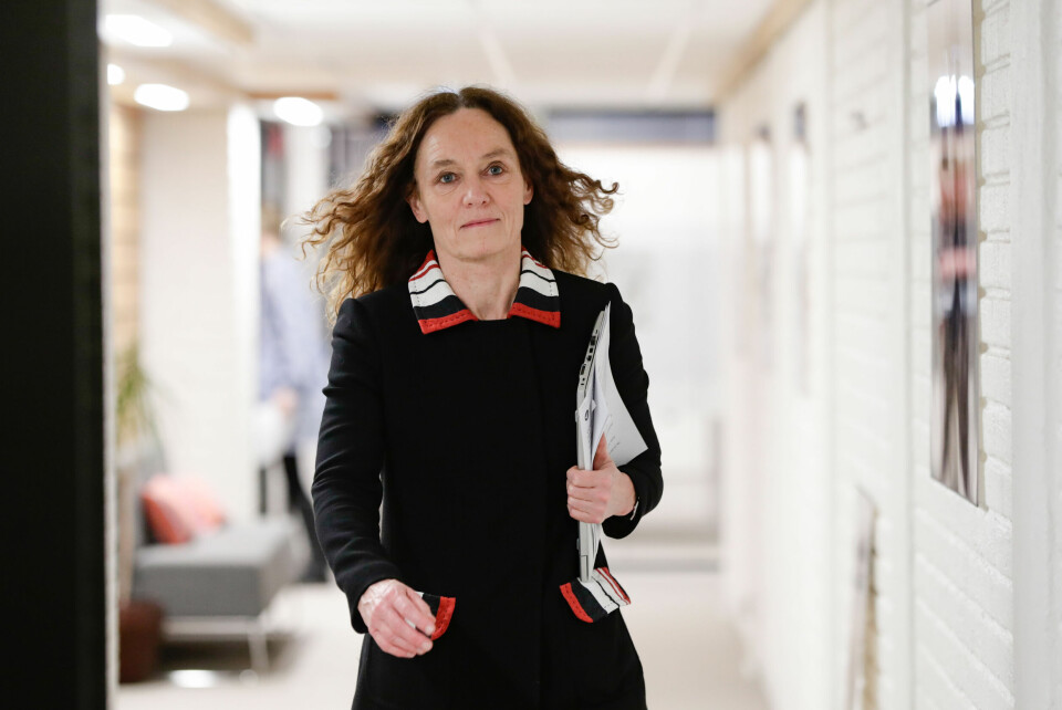 NOK ET PRESSEMØTE: Camilla Stoltenberg fra FHI ankommer pressekonferanse om AstraZeneca-vaksinen.