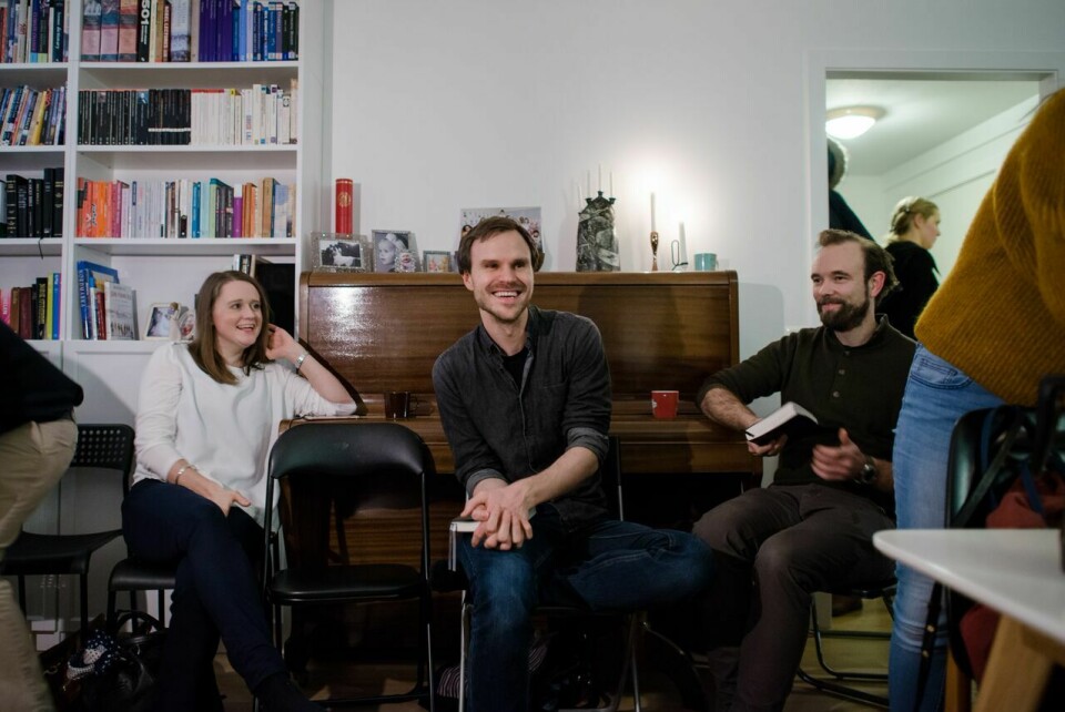 HVERDAG: – Vi er ikke imot å organisere, vi tror både på lederskap og det å ha større fellessamlinger. Men hele poenget er at vi er veldig fleksible på hvordan vi organiserer, i og med at vi tar utgangspunkt i Jesu liv i hverdagen, sier Kjetil Aas (i midten av bildet) Til venstre Kristine Sunde og til høyre Rune Solheim fra DNA Skien.