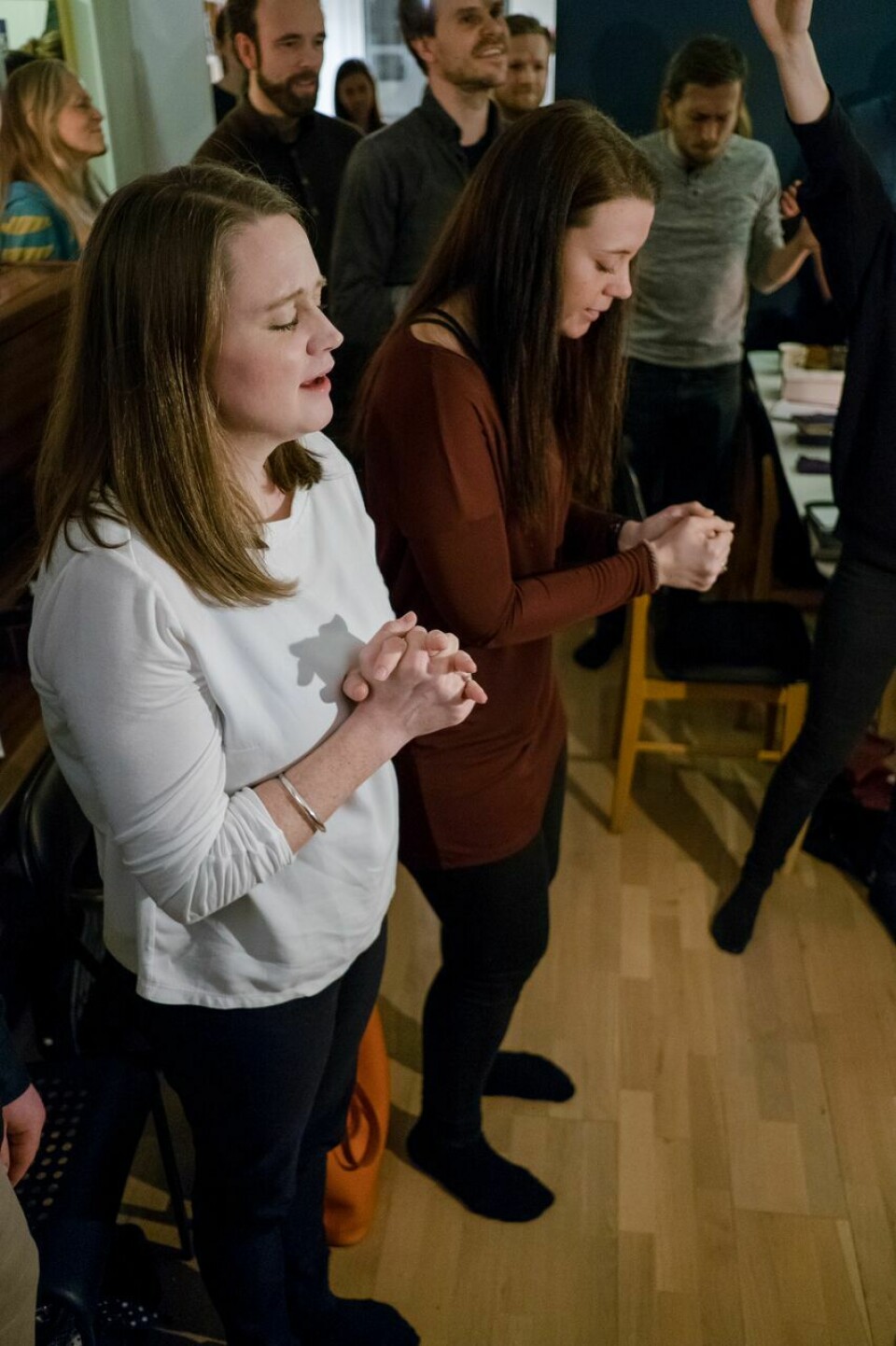 BØNN: En viktig del av DNAs hverdag er å be sammen. Her ser vi Kristine Sunde be sammen med Kajsa Lorentzen.