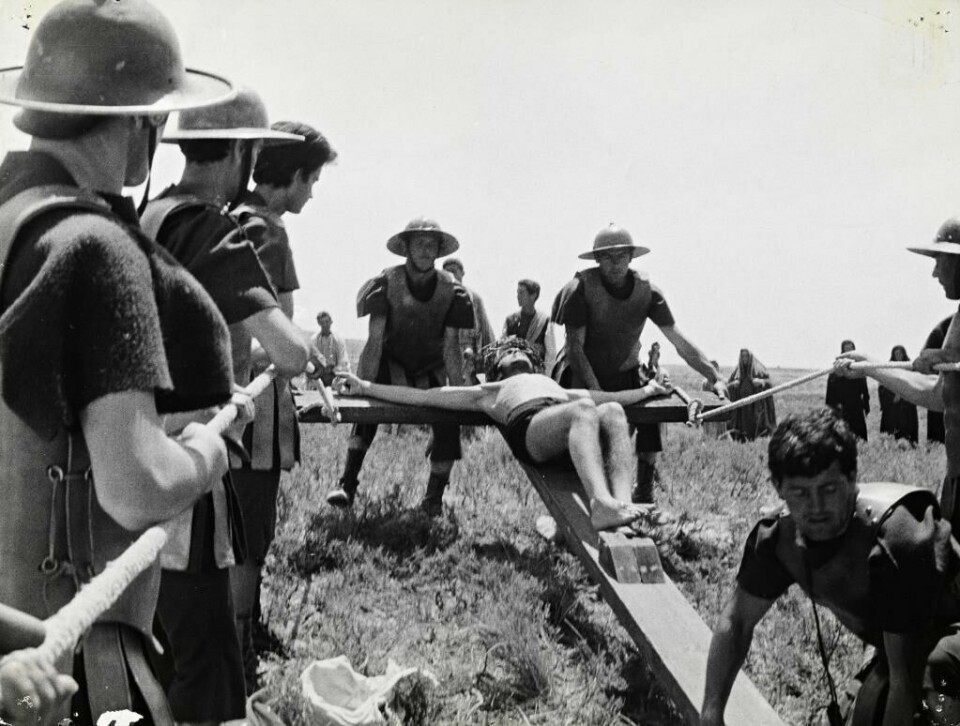 Rekordrask dom: Nasaretmannen, som går under navnet Jesus, ble henrettet på Golgata fredag, sammen med to andre forbrytere. Foto: Matteusevangeliet (1964)/Filmweb