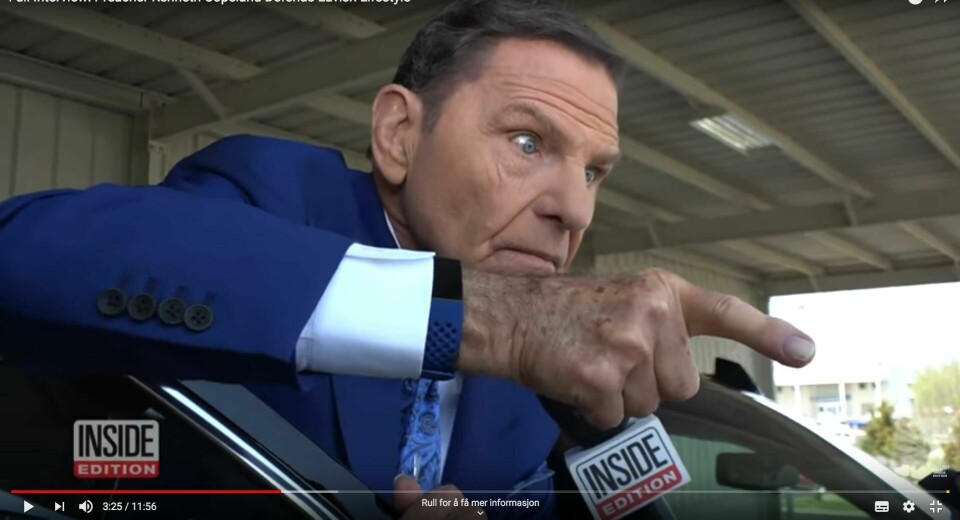 Kenneth Copeland retter en pekefinger mot reporteren fra CBS når hun konfronterer ham med hans tidligere påstander om rutefly og de som flyr i dem. Kenneth Copeland retter en pekefinger mot reporteren fra CBS når hun konfronterer ham med hans tidligere påstander om rutefly og de som flyr i dem.