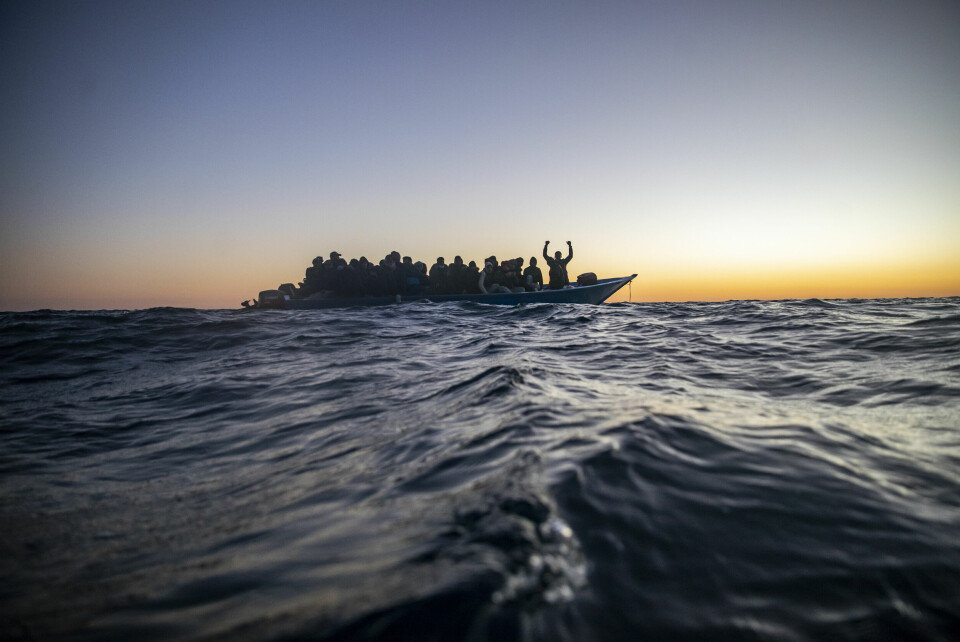 MIDDELHAVET: Ei gruppe flyktningar med ukjent opphav i ein overfylt båt 200 kilometer utanfor kysten av Libya. Ei gruppe flyktningar med ukjent opphav