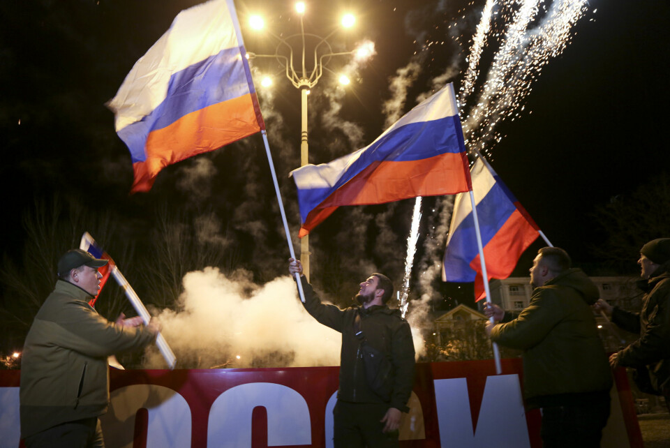 FEIRING: Etniske russere i den ukrainske utbryterrepublikken Donetsk feiret mandag Russlands anerkjennelse. Etniske russere i den ukrainske utbryterrepublikken Donetsk feiret mandag Russlands anerkjennelse. Foto: AP / NTB