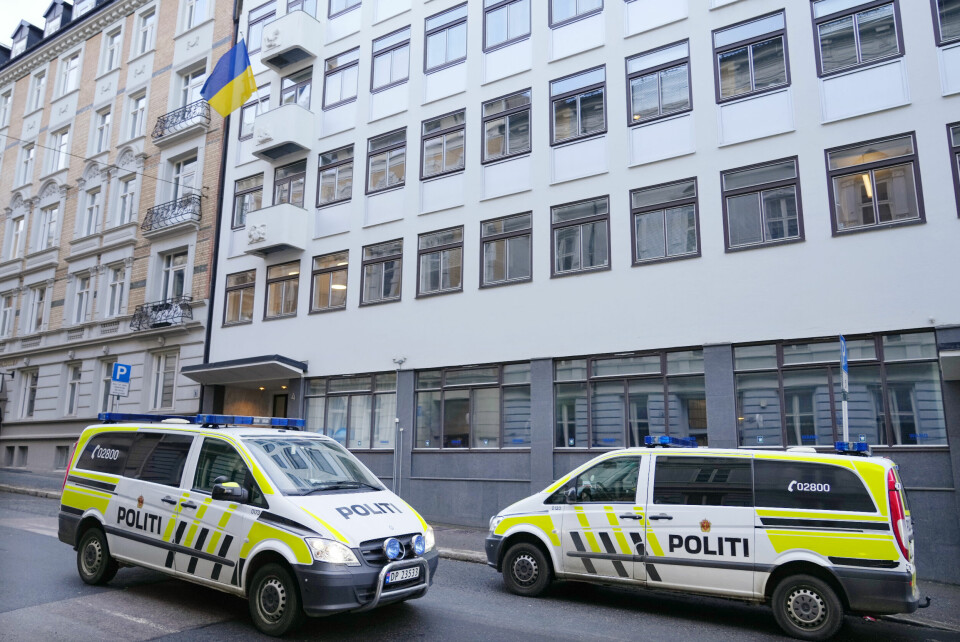 AMBASSADE: Ukraina har ambassade i Oslo. Då krigen braut ut fekk han politivakt. Ukrainas ambassade i Oslo, med et par politibiler foran. Russland startet i natt et angrep på Ukraina. Foto: Heiko Junge / NTB