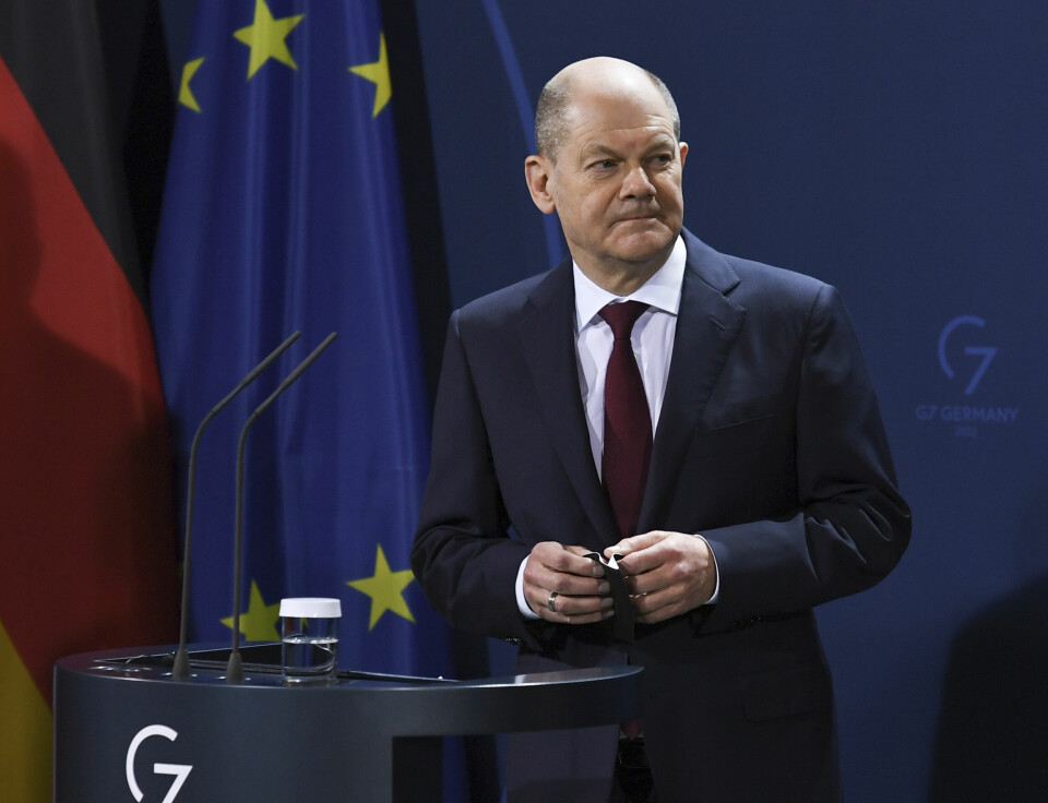 Tysklands statsminister Olaf Scholz stanset tirsdag godkjenningen av den omstridte gassrørledningen Nord Stream 2 til Russland. Tysklands statsminister Olaf Scholz reiser mandag til Ukraina for å møte president Volodymyr Zelenskyj, og tirsdag til Moskva for å møte Vladimir Putin. Han håper å kunne helle olje på vannet i Ukraina-krisen. Foto: Christophe Gateau / AP / NTB