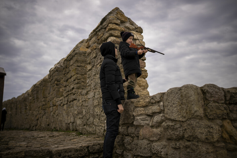 LEK: En ukrainsk gutt peker med lekegeværet sitt ved en festning langs Dnester-elva i Odesa. En ukrainsk gutt peker med lekegeværet sitt ved en festning langs Dnester-elva i Odesa. Foto: Emilio Morenatti / AP / NTB