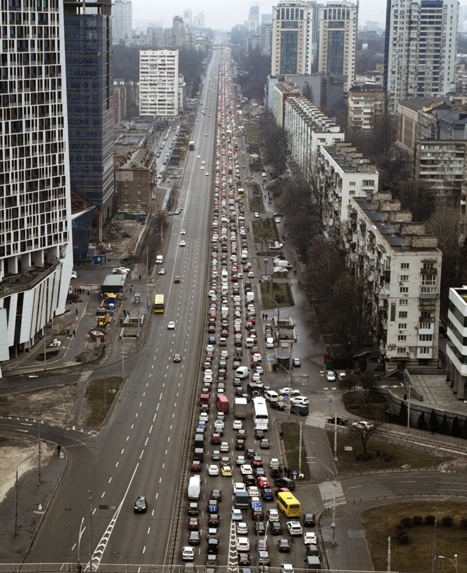 KØ:Trafikk-kaos da ukrainere prøvde å komme seg ut av Kyiv torsdag. Det oppsto endeløse køer da tusenvis av innbyggere forsøkte å flykte fra Ukrainas hovedstad Kyiv i morgentimene torsdag. Foto: AP / NTB