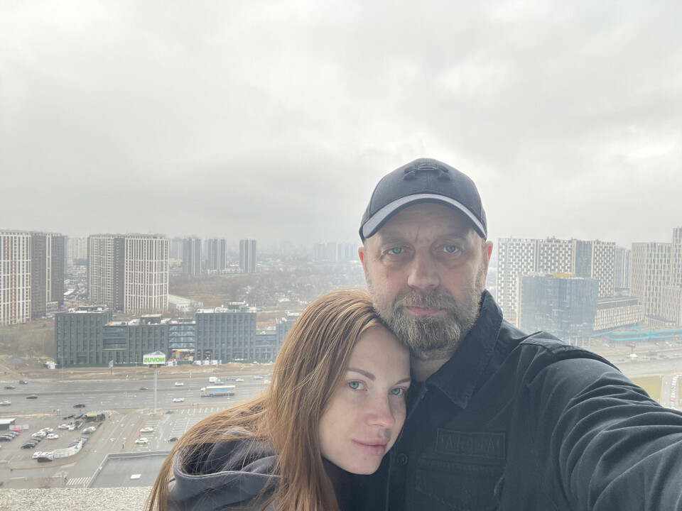 I KYIV: Tor Karstensen og hans ukrainske kone, Daria, fotografert på balkongen utenfor leiligheten sin i Kyiv. Daria og Tor Karstensen