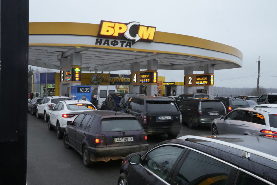 KØ: Også på bensinstasjonene i flere byer var det lange køer. Ved bensinstasjonene i Ukrainas hovedstad Kyiv var det lange køer av bilister torsdag. Foto: AP / NTB