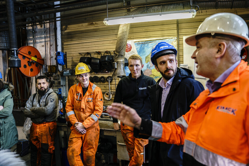 FREMTIDEN: Tre unge arbeidere stilte opp for å veksle noen ord med næringsministeren da han besøkte Kimek AS i Kirkenes. Næringsminister Jan Christian Vestre besøker næringslivet i Øst-Finnmark i forbindelse med krigen i Ukraina.