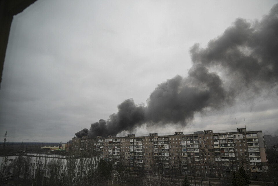 ANGREP: Røyk stiger i Mariupol etter et russisk bombeangrep fredag. Siden da har angrepene fortsatt. Røyk stiger fra et boligfelt i den ukrainske byen Mariupol. Bildet er fra fredag. Foto: Evgeniy Maloletka / AP / NTB