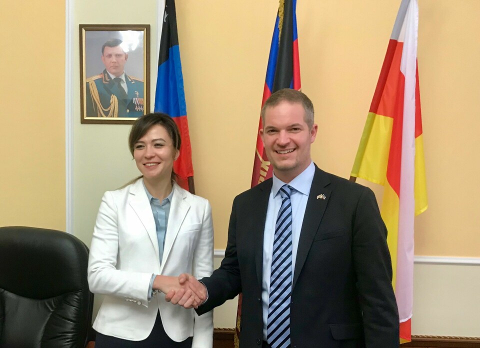 TILBAKEVISER: Hendrik Weber sammen med Nataliya Nikonorova, utenriksminister i den opprørskontrollerte «Folkerepublikken Donetsk». Weber går i rette med det norske utenriksdepartementet, som fraråder reiser av dette slaget.(Foto: Privat)