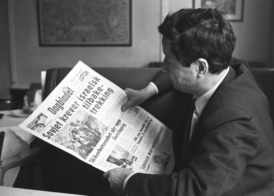 Jens Bjørneboe leser Dagbladet under rettssaken om 'Uten en tråd' i 1967. Boken utløste en av samtidens største kulturdebatter. Foto: NTB.