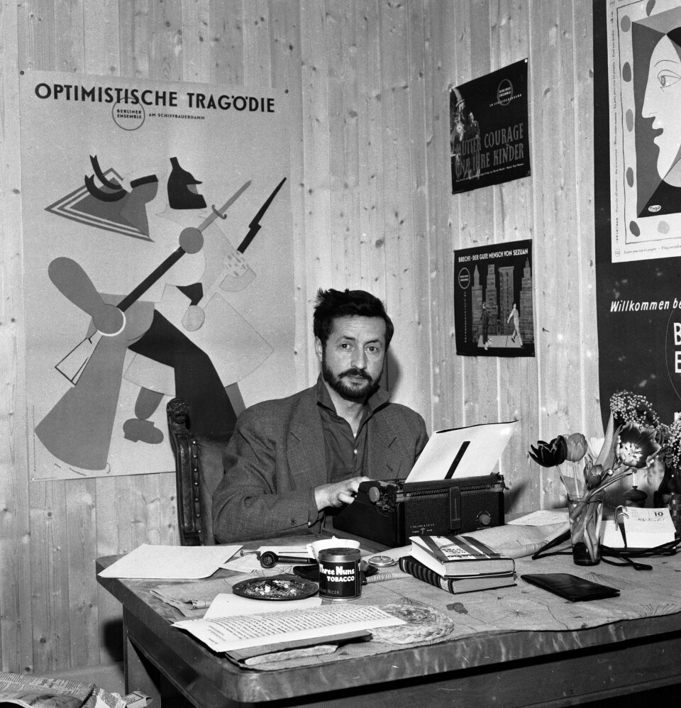 Jens Bjørneboe i 1961. Etter å ha sonet en dom for promillekjøring to år i forveien, brukte han sin skarpe penn til å kritisere soningsforhold og hvordan samfunnets avvikere ble behandlet. I et intervju uttalte han at han ville skrive provoserende litteratur for å få anledning til å bli buret inne igjen. Foto: NTB.