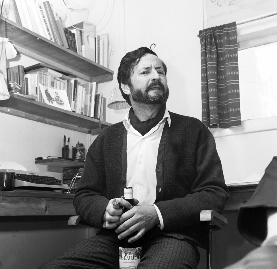 Det er mars 1968 og Jens Bjørneboe takker høyesterett for gratis PR. 'Uten en tråd' ble en kjempesuksess på salgsfronten etter at Bjørneboe ble dømt. Foto: NTB.