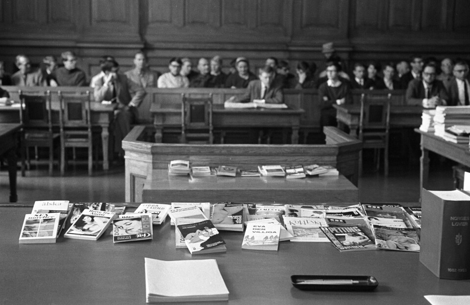 I 1966 ga Jens Bjørneboe ut 'Uten en tråd', og ble sammen med forleggeren ble dømt for å gi ut pornografi. Bildet viser rettssalen sett fra dommerens plass, med et utvalg av andre utuktige bøker og tidsskrifter som var gitt ut, og som ble fremlagt forsvar for Bjørneboes bok. Foto: NTB