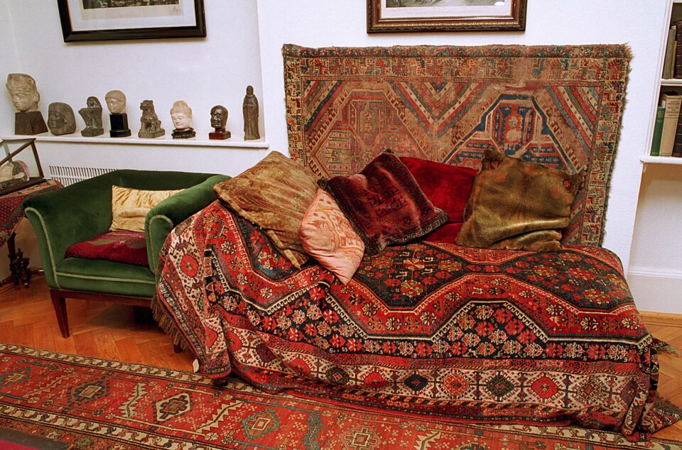Stua vår ser snart ut som
stua til Sigmund Freud. Her er sjeselongen hans, som utstilt
på Sigmund Freud Museum i London, England. (AP Photo) The couch that the psychoanalyst Sigmund Freud used for his patients, draped with a Persian rug, is shown in the Sigmund Freud Museum in London, England in 1990. The museum, which officially opened in July 1986, is housed in Freud's former home. (AP Photo)