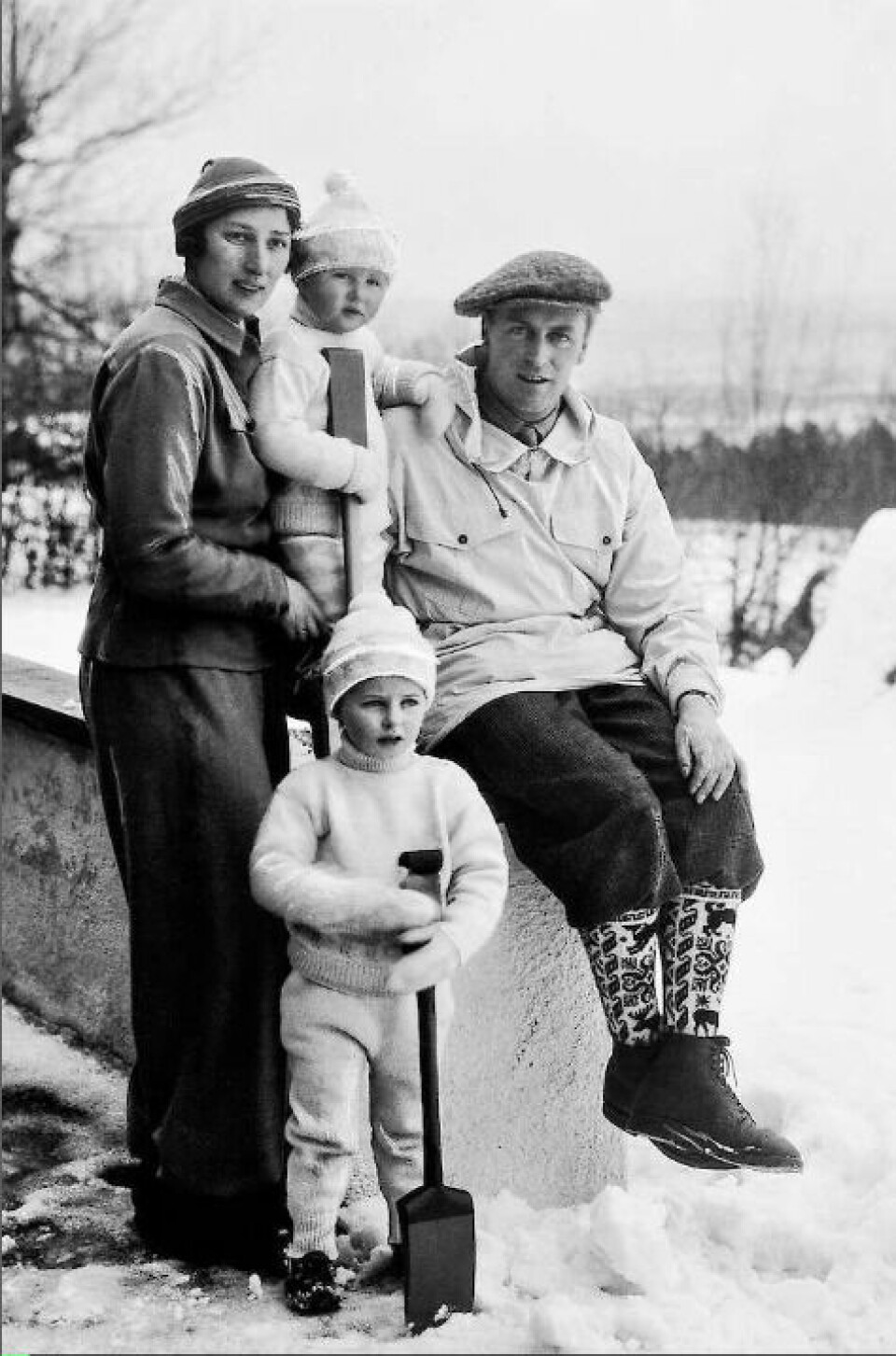 Kronprinsesse Märtha, kronprins Olav og to av barna. Foto fra Tore Rems bok.