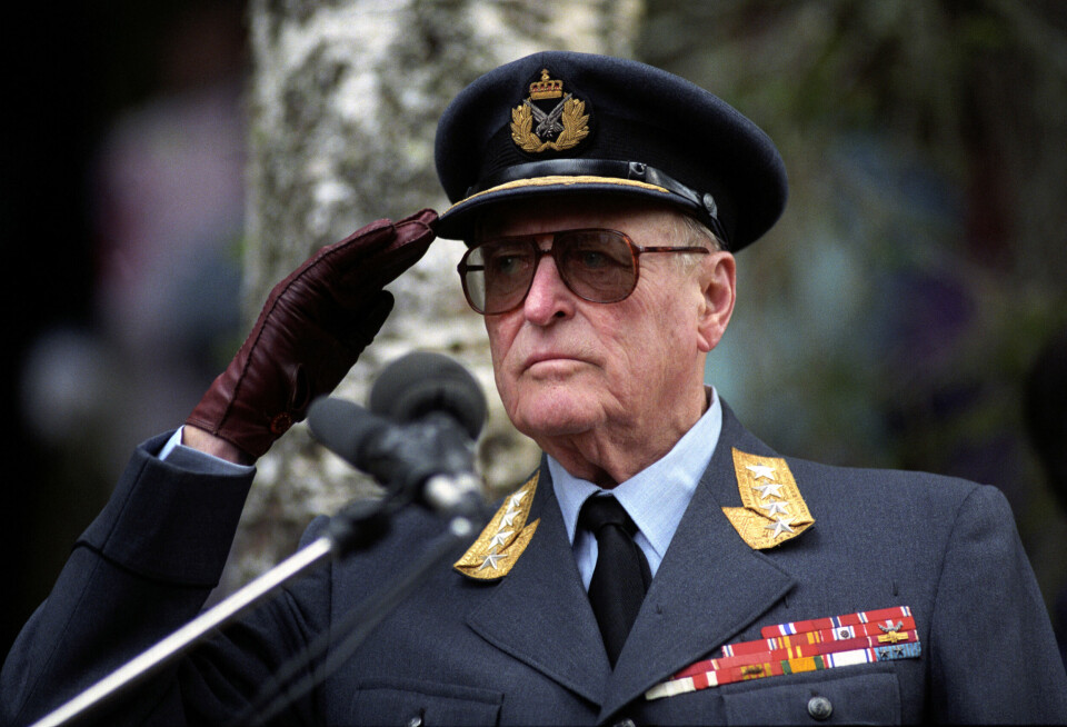 I 1990 avviste kong Olav at han hadde vært med på fredsinitiativer høsten 1939. Her er kongen foran kongebjørka i Molde. Foto: NTB