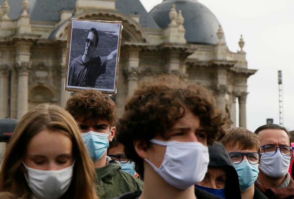 Søndag var titusenvis av franskmenn i Paris´gater for å markere sin avsky mot terror. A portrait of Samuel Paty is held up as people gather on Republique square in Lille, northern France, Sunday Oct. 18, 2020. Demonstrators in France on Sunday took part in gatherings in support of freedom of speech and in tribute to a history teacher who was beheaded near Paris after discussing caricatures of Islams Prophet Muhammad with his class. (AP Photo/Michel Spingler)