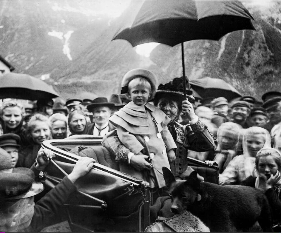 På kroningsferden i Hjørundfjorden i 1906 ble den lille kronprins Olav vist frem. Bilde fra Tore Rems bok. Foto: Margrete Svendsen/Det kongelige hoffs fotoarkiv
