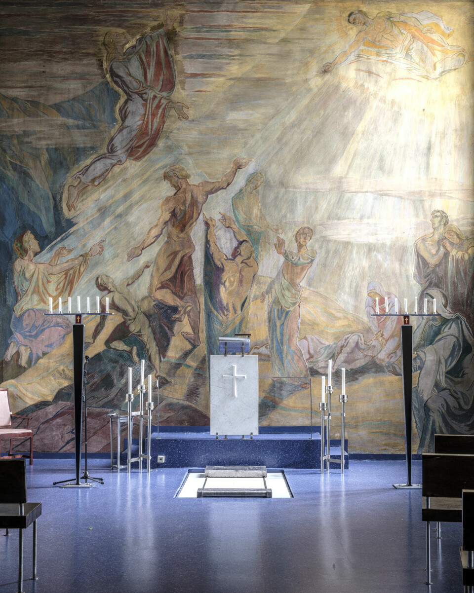 I 1950 var Herman Willochs store freskomaleri ferdig, og de sørgende er siden blitt møtt av oppstandelsesmotivet. Foto: Erlend Berge