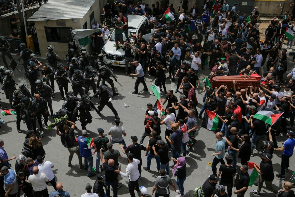 MAKTBRUK: Israelsk opprørspoliti bruker makt mot gravfølget til den palestinske journalisten Shireen Abu Akleh i Øst-Jerusalem fredag. Israelsk opprørspoliti bruker makt mot gravfølget til den palestinske journalisten Shireen Abu Akleh i Øst-Jerusalem fredag. Foto: Maya Levin / AP / NTB