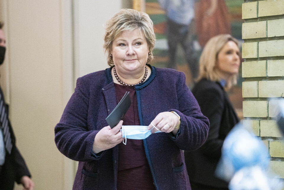 ANNEN VERSJON: - Nei, svarer statsminister Erna Solberg på spørsmålet om Frps seier handler om bare kristne flyktninger. Frp-nestleder Sylvi Listhaug sto i bakgrunnen da budsjettavtalen ble lagt frem.