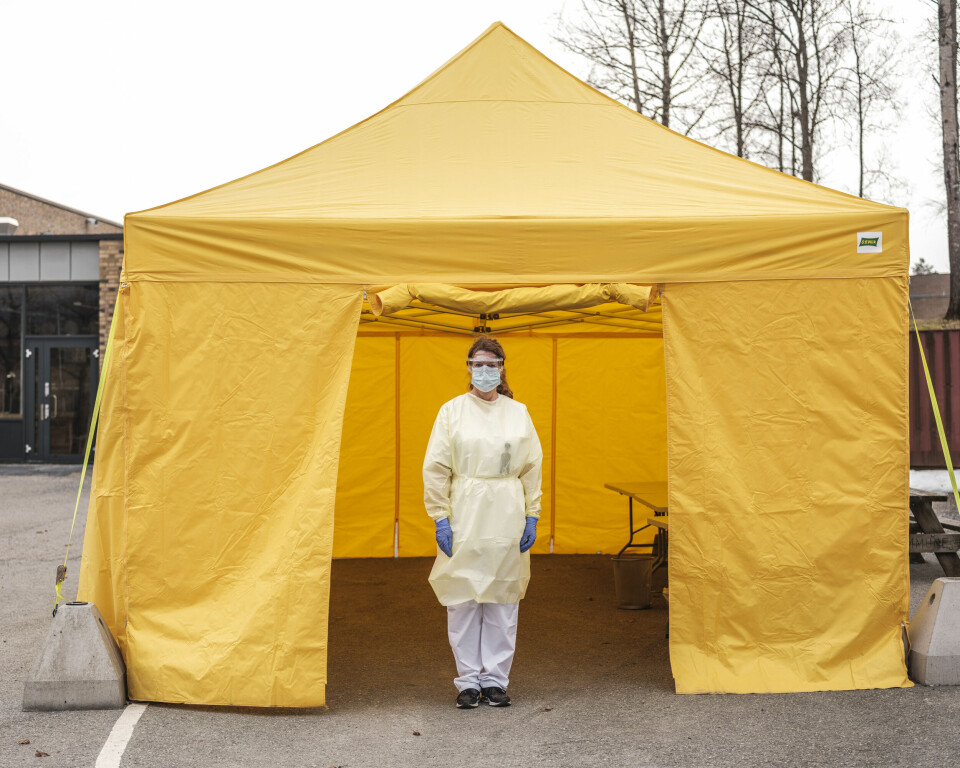 APRIL: En midlertidig koronateststasjon blir satt opp ved Borgen helsestasjon i Bærum. Her tar teamleder Mari Randaberg Nilsen i mot de «heldige» som får innvilget testing. I mars og april var testutstyr mangelvare, og bare et fåtall fikk vite om de faktisk var koronasyke eller ikke. 2020