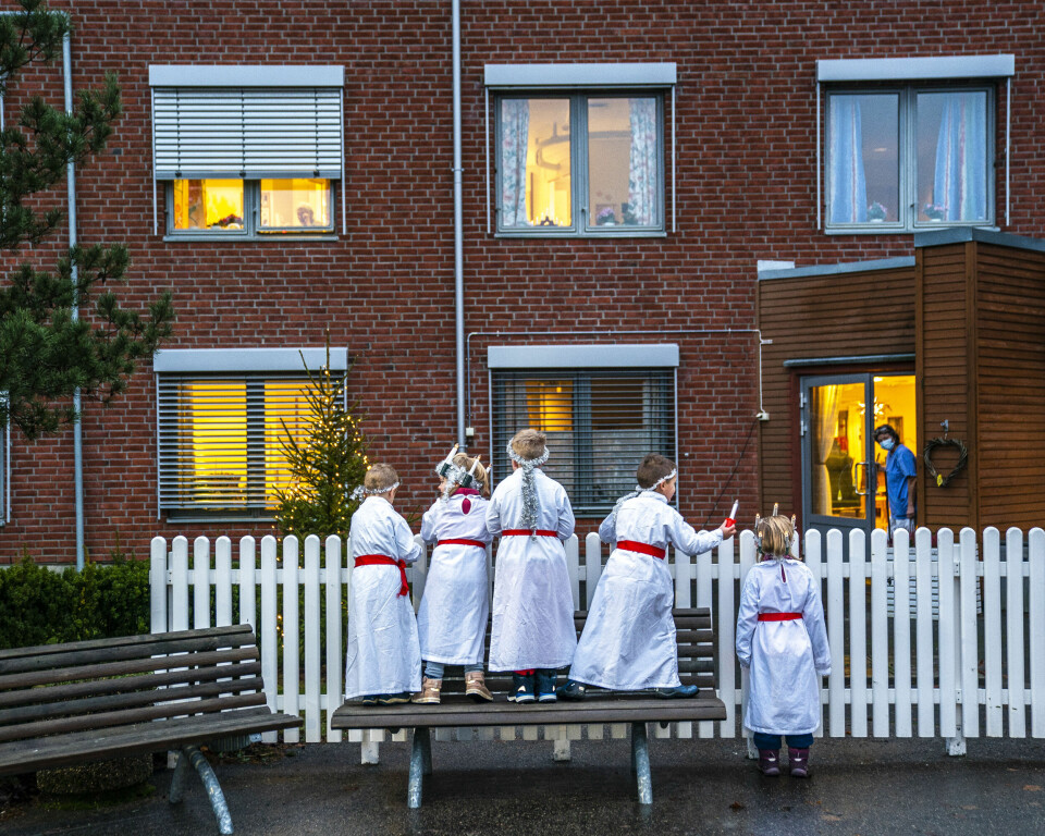 DESEMBER: Edwin Ruuds barnehage går Lucia-tog og vinker til de som bor på Edwin Ruud omsorgsenter. Dette ble julen der vi feiret i små grupper og sang fra vinduer og verandaer. 2020