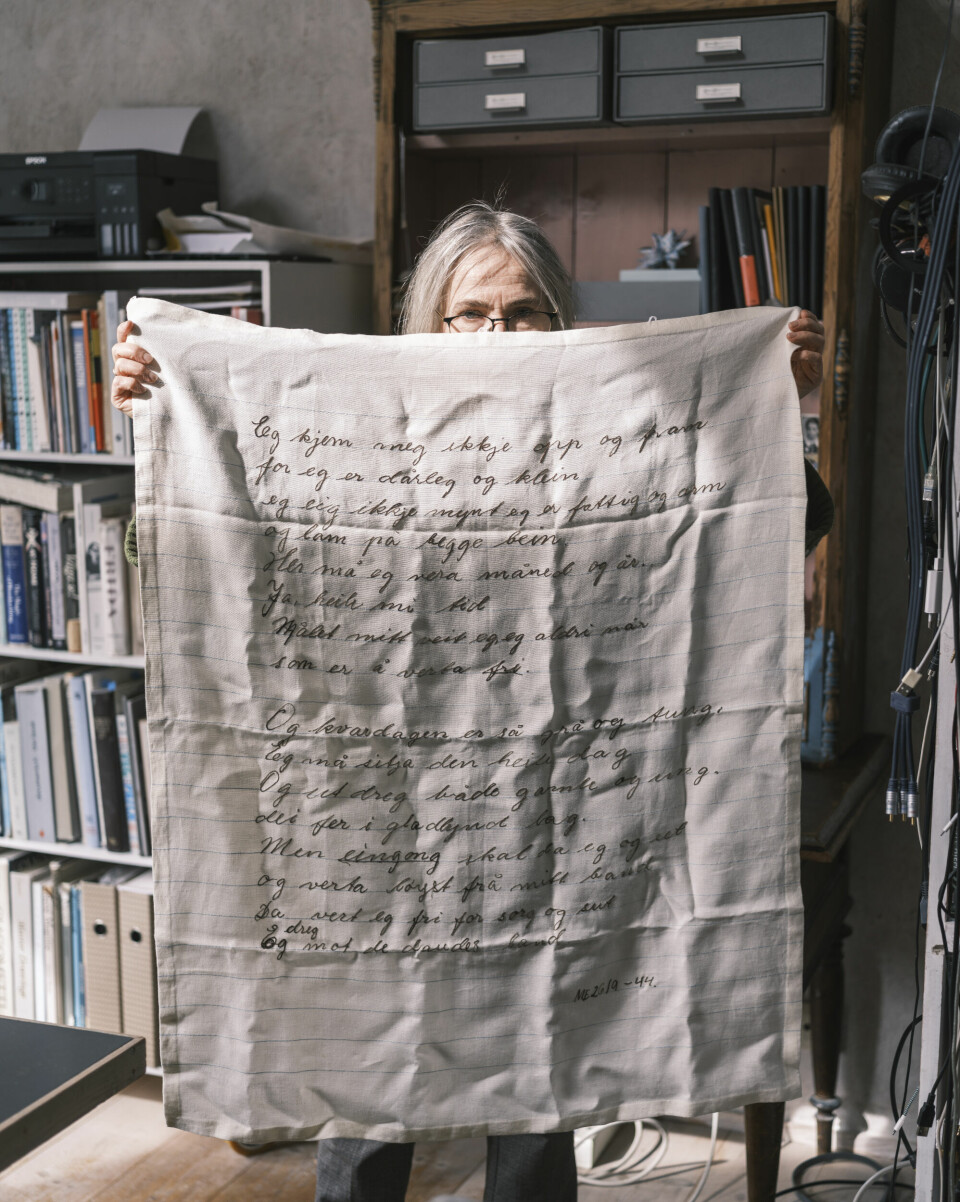 ORDENE: Eli Eines har også brodert pappaens ord om hvordan det var å leve med et sviktende hjerte. Spill for meg pappas hjerte så jeg kan høre det. Billedkunstner Eli Eines.
