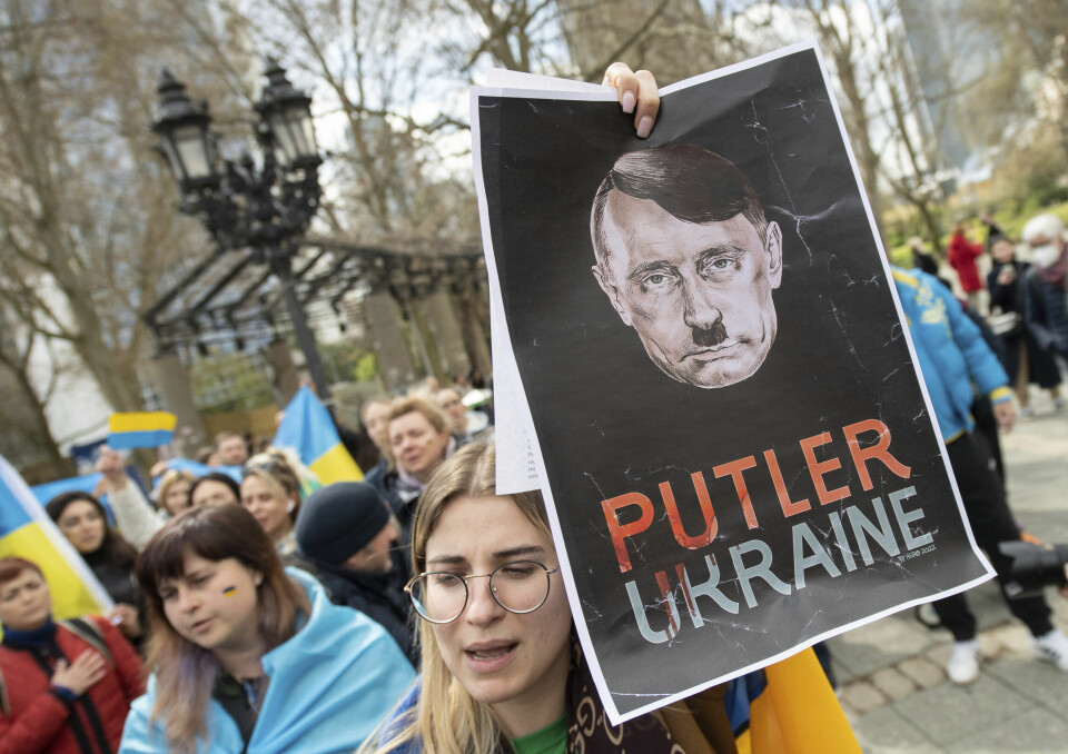 TYSKLAND: Demonstrasjon i Frankfurt, søndag 10. april. Det ble også arrangert motdemonstrasjoner til støtte for Ukraina i Frankfurt søndag. Tyskland huser om lag 1,2 millioner mennesker med russisk bakgrunn, og 325.000 med ukrainsk bakgrunn.Foto: Boris Roessler / dpa via AP / NTB