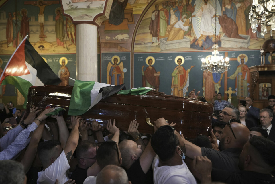 En fullsatt kirke i Jerusalems gamleby tok fredag farvel med den drepte Al Jazeera-journalisten Shireen Abu Akleh. En fullsatt kirke i Jerusalems gamleby tok fredag farvel med den drepte Al Jazeera-journalisten Shireen Abu Akleh. Foto: AP / NTB