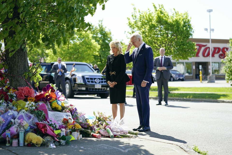 President Joe Biden og førstedame Jill Biden besøkte tirsdag kjøpesenteret i Buffalo der 13 mennesker ble skutt av en hvit 18-åring. Elleve av ofrene var svarte, ti av dem døde. President Joe Biden og førstedame Jill Biden besøkte tirsdag kjøpesenteret i Buffalo der 13 mennesker ble skutt av en hvit 18-åring. Elleve av ofrene var svarte, ti av dem døde. Foto: AP / NTB