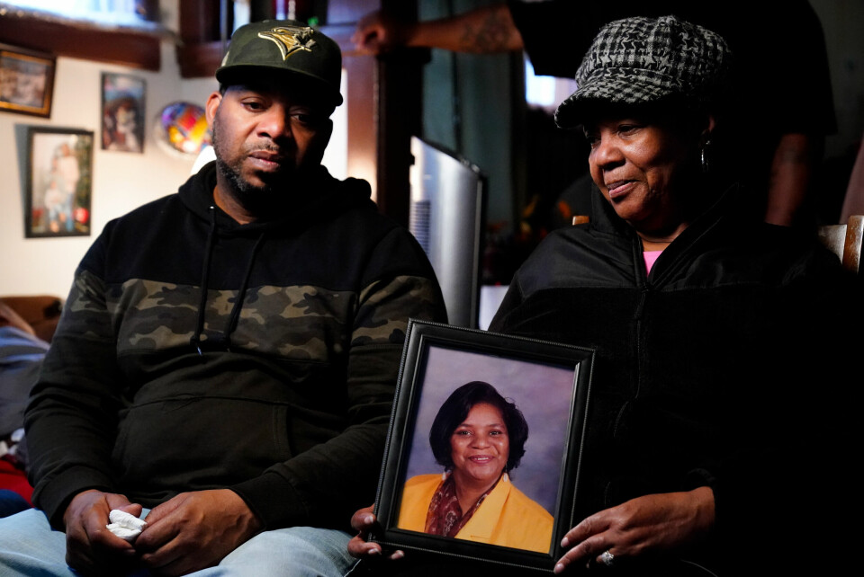 Wayne Jones mistet moren sin Celestine Chaney under angrepet på et kjøpesenter i Buffalo i USA. Her sitter han sammen med tanten JoAnn Daniels. Wayne Jones mistet moren sin Celestine Chaney under angrepet på et kjøpesenter i Buffalo i USA. Her sitter han sammen med tanten JoAnn Daniels. Foto: AP / NTB