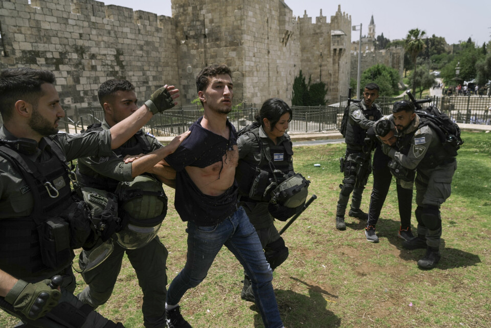 POLITI: Israelske sikkerhetsstyrker pågrep flere palestinere som protesterte mot at israelske ultranasjonalister søndag feiret okkupasjonen av Jerusalems gamleby. Israelske sikkerhetsstyrker pågrep flere palestinere som protesterte mot at israelske ultranasjonalister søndag feiret okkupasjonen av Jerusalems gamleby. Foto: AP / NTB